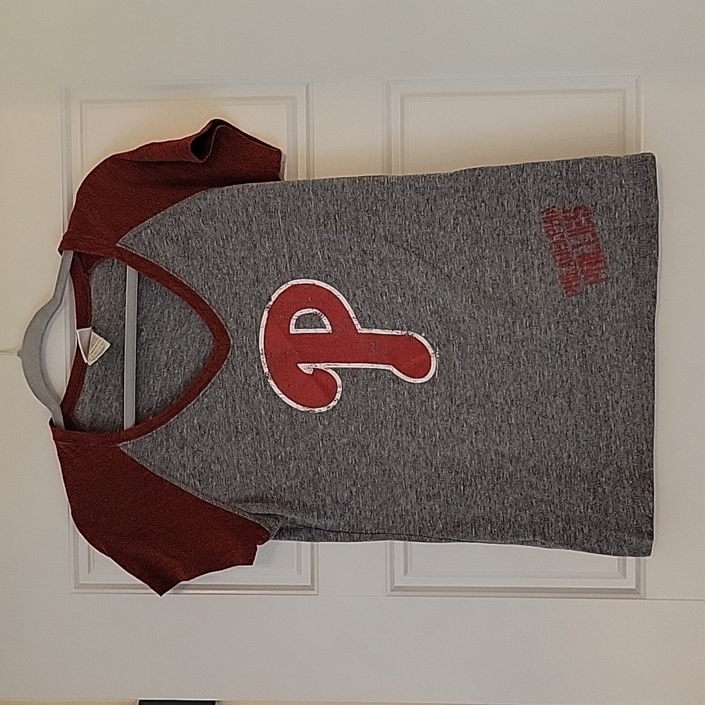 Philadelphia Phillies Short-sleeve T-Shirt, Size  Large (runs smaller)
